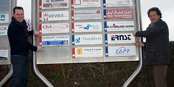 Infowände lotsen zu den Firmen